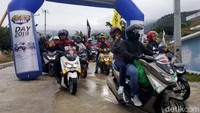 Maxi Yamaha Day digelar untuk menyatukan komunitas pencinta skutik bongsor Yamaha. Ratusan pemotor dari berbagai wilayah di Sumatera Utara berkumpul di Dairi, tepi Danau Toba, Sabtu (31/3/2018) malam.