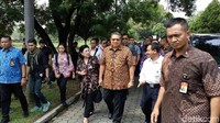 Presiden ke 6 RI Susilo Bambang Yudhoyono (SBY) bersama putranya Agus Harimurti Yudhoyono (AHY) mengunjungi sejumlah tempat bersejarah di Trowulan, Mojokerto. Napak tilas petinggi Partai Demokrat ini untuk mengenang jasa para pemimpin Majapahit. Dalam kunjungannya kali ini, SBY mengajak istrinya Ani Yudhoyono dan kedua putranya, yakni Komandan Kogasma Partai Demokrat AHY dan Ketua Bappilu Partai Demokrat Edhie Baskoro Yudhoyono (Ibas).  (Foto: Enggran Eko Budianto/detikcom)