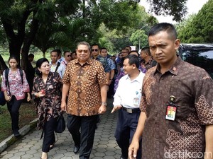 Di Petilasan Majapahit, SBY Makan Bersama Warga dan Kader PD
