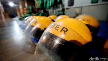 Meski bekas, kondisi helm-helm itu masih cukup bagus. Omzet bisnis barang bekas ojek online ini cukup lumayan, dan sudah mulai menjamur di beberapa daerah.