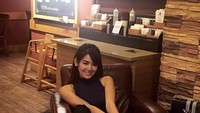 Dengan senyuman manisnya, Maria menikmati kopi di sebuah kafe. Duh, manisnya bikin gagal fokus, ya? Foto: Instagram @mariaselena_