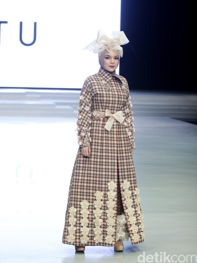 Sebagai brand ambassador Wardah Cosmetics, Dewi Sandra hampir tidak pernah absen menjadi muse pada perhelatan fashion show besar Indonesia. Kali ini, Dewi Sandra tampil berbeda dengan balutan busana Restu Anggraini dan Dian Pelangi. Foto: Mohammad Abduh/Wolipop