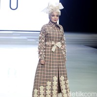 Sebagai brand ambassador Wardah Cosmetics, Dewi Sandra hampir tidak pernah absen menjadi muse pada perhelatan fashion show besar Indonesia. Kali ini, Dewi Sandra tampil berbeda dengan balutan busana Restu Anggraini dan Dian Pelangi. Foto: Mohammad Abduh/Wolipop