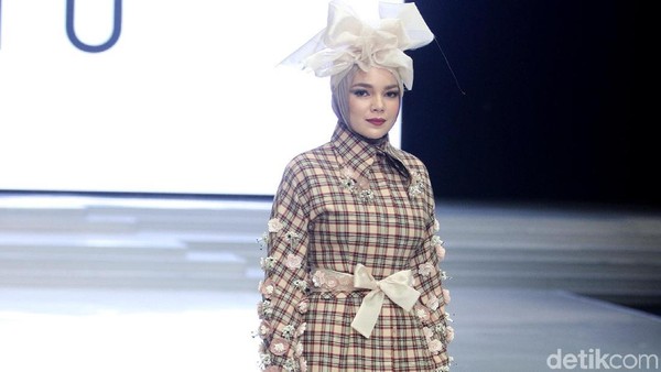Mirip Boneka, Ini Tampilan Dewi Sandra hingga Olla Ramlan di IFW 2018