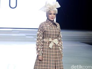 Mirip Boneka, Ini Tampilan Dewi Sandra hingga Olla Ramlan di IFW 2018