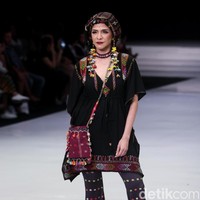 Fashion show koleksi busana terbaru Ghea Panggabean mengangkat tema Spirit of Toba’ dan terinspirasi keindahan kain Ulos di Indonesia Fashion Week 2018, Rabu [28/3/2018]. [Foto: Mohammad Abduh/Wolipop]