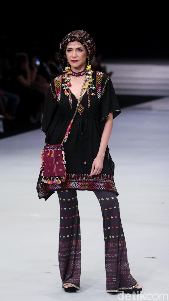 Fashion show koleksi busana terbaru Ghea Panggabean mengangkat tema Spirit of Toba’ dan terinspirasi keindahan kain Ulos di Indonesia Fashion Week 2018, Rabu [28/3/2018]. [Foto: Mohammad Abduh/Wolipop]