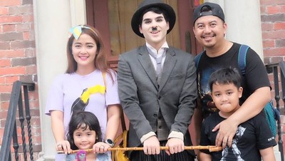 Penuh Senyum, Begini Keceriaan Keluarga Vega Darwanti