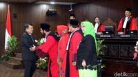 Anwar Usman merupakan hakim unsur Mahkamah Agung (MA) pertama yang jabat kursi Ketua MK.