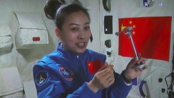 Astronot Wang Yaping menampilkan hasil eksperimennya di laborarium yang ada di Tiangong-1. Foto: China Manned Space Agency