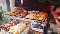 Di sini Anda akan disuguhkan dengan pemandangan warung tenda yang menyajikan berbagai makanan halal langsung, mulai dari pembuatan roti naan, potongan daging domba, hingga roti-roti hangat berbagai rasa. Foto: Mathiaz Apitz