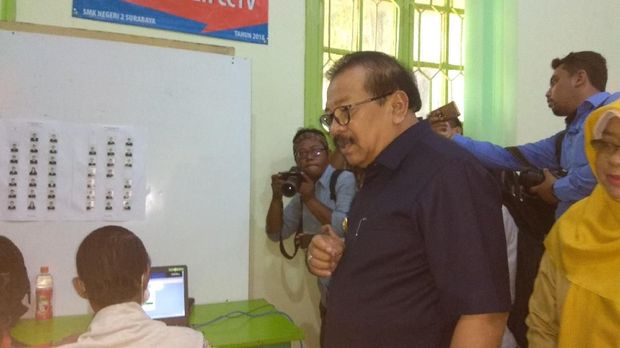 Tinjau UNBK di SMKN 2 Surabaya, Soekarwo: CCTV Jalan Tanpa Pengawas