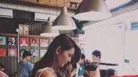 Ketika mengunjungi Filosofi Kopi, Maria memutuskan untuk meracik kopinya sendiri. Sudah terlihat seperti barista profesional, ya? Foto: Instagram @mariaselena_