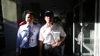 Pantauan detikcom di SMKN 29 Jakarta, Jl Prof Joko Sutono, Kebayoran Baru, Jakarta Selatan, Senin (2/4/2018), Muhadjir tiba sekitar pukul 07.30 WIB. Dia datang menggunakan kemeja putih dan topi dinas. Muhadjir didampingi Kabalitbang Kemendikbud Totok Suprayitno.