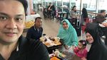 Ini 10 Pose Keseruan Farhat Abbas  Makan Bareng Teman dan Keluarga