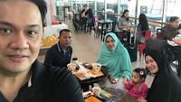Di bandara sambil nunggu kepulangan orang tua yang habis beribadah haji. Farhat dan anggota keluarga lainnya menunggu sambil makan. Foto: @farhatabbastv226