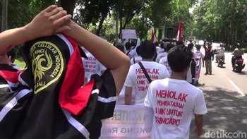 Aksi unjuk rasa itu digelar di kantor Dewan Perwakilan Rakyat Daerah (DPRD) Bali. Setelah memasuki halaman, massa yang tergabung dalam Kesatuan Niaga Celluler Indonesia (KNCI) Bali langsung menuju wantilan DRPD. Foto: Nadhang Astika/detikcom