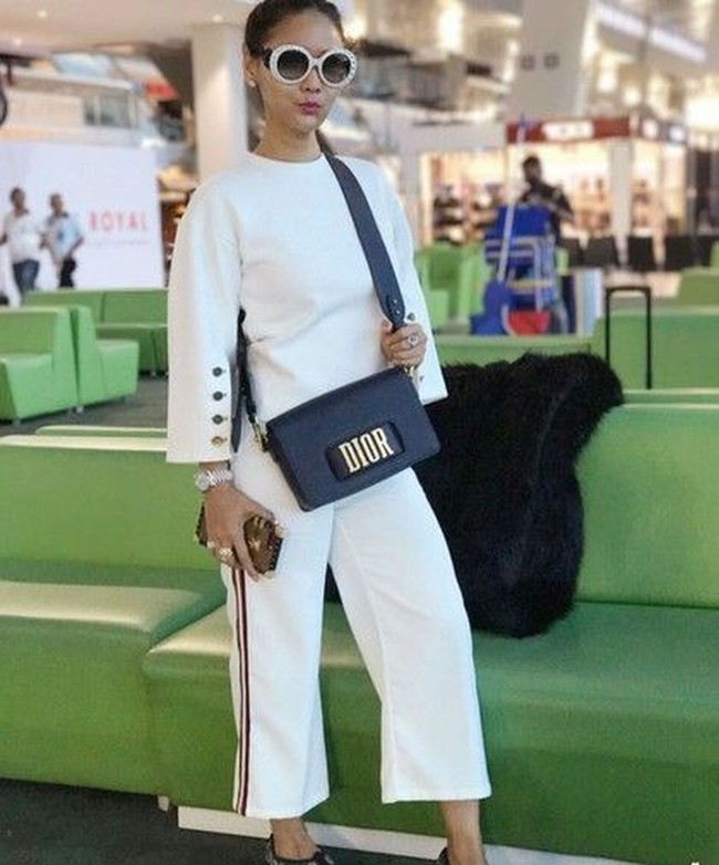 Berpose di ruang tunggu bandara, pedangdut Inul Daratista bergaya mewah memakai tas Dior seharga 2.550 Euro atau sekitar Rp 41 juta, sneakers Dior US$ 1.100 atau sekitar Rp 17,6 juta. Foto: Instagram