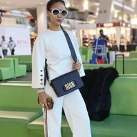 Berpose di ruang tunggu bandara, pedangdut Inul Daratista bergaya mewah memakai tas Dior seharga 2.550 Euro atau sekitar Rp 41 juta, sneakers Dior US$ 1.100 atau sekitar Rp 17,6 juta. Foto: Instagram