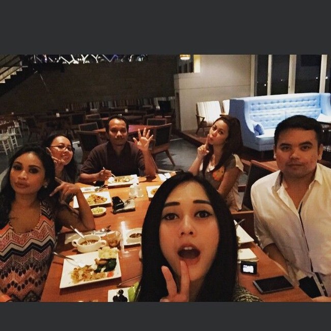 Asyiknya Aura Kasih Memasak hingga Gaya Ngopi Maria Selena