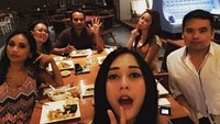 Ternyata Aura Kasih narsis juga ya saat makan. Dengan dua jari ala kids jaman now, aktris cantik ini terlihat sedang makan malam dengan Asian food bersama teman-temannya. Foto: Instagram @aurakasih
