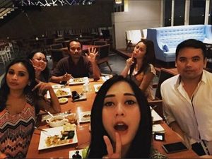 Asyiknya Aura Kasih Memasak hingga Gaya Ngopi Maria Selena