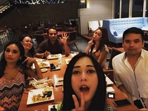 Asyiknya Aura Kasih Memasak hingga Gaya Ngopi Maria Selena