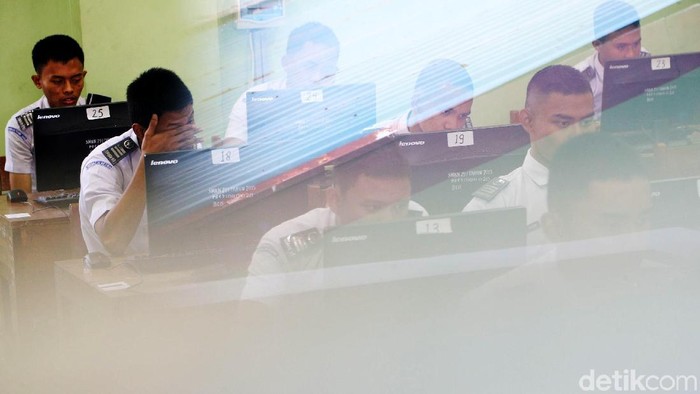 Ujian Nasional SMK Dimulai Hari Ini

Siswa/i SMKN 29 Jakarta mengikuti  Ujian Nasional Berbasis Komputer (UNBK), Jakarta, Senin (2/4/2018). Ujian nasional (UN) untuk siswa sekolah menengah kejuruan (SMK) diselenggarakan mulai hari ini, 2 April hingga 5 April 2018. Kementerian Pendidikan dan Kebudayaan (Kemdikbud) mencatat sebanyak 1.485.302 siswa dari 13.054 SMK mengikuti UN ini.