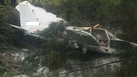 Pesawat itu rusak cukup parah tetapi kompartemen pilot cukup baik agar dia berhasil membuka pintu dan keluar sejauh yang saya tahu, kata Komandan Kepolisian setempat, Wilson. (Foto: Dok. Ambulance NSW via ABC News)