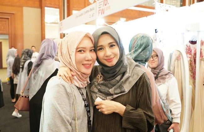 Laudya Cynthia Bella tampak anggun dan sederhana dengan balutan dress berbahan pleats di IFW 2018. Busana berwarna hijau itu ia sandingkan dengan brand hijab miliknya, L by LCB. Foto: Instagram