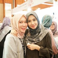 Laudya Cynthia Bella tampak anggun dan sederhana dengan balutan dress berbahan pleats di IFW 2018. Busana berwarna hijau itu ia sandingkan dengan brand hijab miliknya, L by LCB. Foto: Instagram