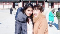 Tak lupa Nat juga berkunjung ke Istana Gyeongbokgung, istana yang sering jadi lokasi syuting drama Korea terkenal. Di sana, Nat berfoto dengan temannya. (Instagram/natkejsarin)