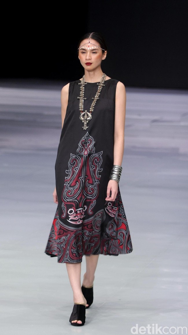 Fashion show koleksi busana terbaru Ghea Panggabean mengangkat tema Spirit of Toba’ dan terinspirasi keindahan kain Ulos di Indonesia Fashion Week 2018, Rabu [28/3/2018]. [Foto: Mohammad Abduh/Wolipop]