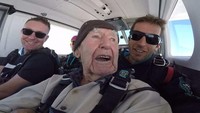 Dilansir dari ABC News, Senin (2/4/2018), Sam Westwood memang dikenal sebagai penantang maut asal Trunkey Creek, dekat Bathurst, New South Wales.  (Foto: Dok. Skydive Oz via ABC News)