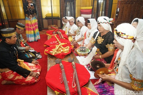 Ritual Mattompang Arajang dianggap sakral, yang mana prosesi doa pun dipimpin oleh sejumlah Bissu, pemuka agama Bugis lelaki yang bersifat perempuan. (Zulkipli Natsir/detikTravel) Ritual Mattompang Arajang dianggap sakral, yang mana prosesi doa pun dipimpin oleh sejumlah Bissu, pemuka agama Bugis lelaki yang bersifat perempuan. (Zulkipli Natsir/detikTravel)