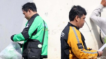 Driver Uber mengisi berkas pendaftaran.