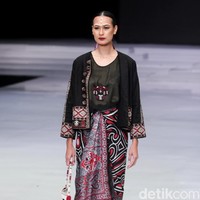 Fashion show koleksi busana terbaru Ghea Panggabean mengangkat tema Spirit of Toba’ dan terinspirasi keindahan kain Ulos di Indonesia Fashion Week 2018, Rabu [28/3/2018]. [Foto: Mohammad Abduh/Wolipop]