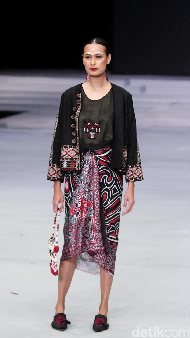 Fashion show koleksi busana terbaru Ghea Panggabean mengangkat tema Spirit of Toba’ dan terinspirasi keindahan kain Ulos di Indonesia Fashion Week 2018, Rabu [28/3/2018]. [Foto: Mohammad Abduh/Wolipop]