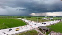 Tol Ngawi-Kertosono dioperasikan secara gratis selama 2 pekan. Setelah itu, tarif tol akan diberlakukan sesuai keputusan Kementerian PUPR, yakni sekitar Rp 1000/km. Pool/Waskita Karya.