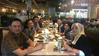 Makan siang dulu ya di Bebek Tepi Sawah Citos, tulis Farhat dalam captions fotonya. Netizen : kok di depan Farhat Abbas nggak ada makanan? Foto: @farhatabbastv226