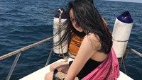 Tuh lihat, kamu bakal terpesona sama pantai atau putrinya Limbad, Cecillia? (cecillimbad/Instagram)