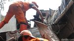 Mengais Puing-puing Sisa Kebakaran di Tambora