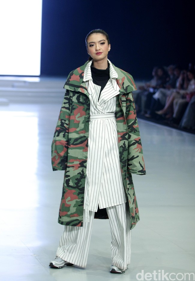 Raline Shah tampil dua kali berturut-turut di panggung Wardah tersebut. Ia memakai busana karya Rani Hatta dan Zaskia Sungkar. Saat memakai busana karya Rani Hatta, ia tampil sporty dan fierce memakai oversized jacket bermotif army. Foto: Mohammad Abduh/Wolipop