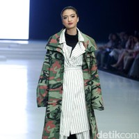 Raline Shah tampil dua kali berturut-turut di panggung Wardah tersebut. Ia memakai busana karya Rani Hatta dan Zaskia Sungkar. Saat memakai busana karya Rani Hatta, ia tampil sporty dan fierce memakai oversized jacket bermotif army. Foto: Mohammad Abduh/Wolipop