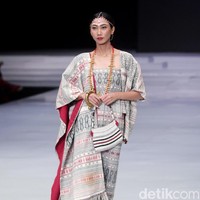 Fashion show koleksi busana terbaru Ghea Panggabean mengangkat tema Spirit of Toba’ dan terinspirasi keindahan kain Ulos di Indonesia Fashion Week 2018, Rabu [28/3/2018]. [Foto: Mohammad Abduh/Wolipop]