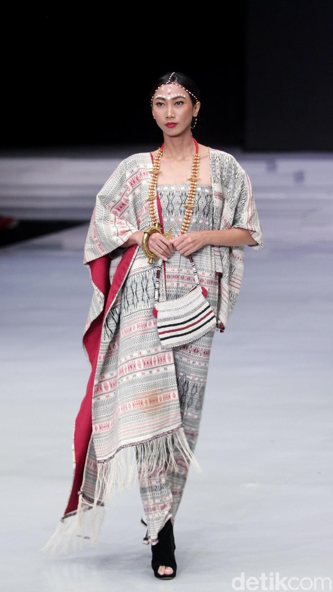 Fashion show koleksi busana terbaru Ghea Panggabean mengangkat tema Spirit of Toba’ dan terinspirasi keindahan kain Ulos di Indonesia Fashion Week 2018, Rabu [28/3/2018]. [Foto: Mohammad Abduh/Wolipop]