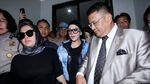 Aksi Syahrini saat Sidang, Kejambak hingga Kegerahan