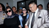 Penampilan Dewi Perssik mirip dengan Syahrini yang juga ditemani Hotman Paris beberapa waktu lalu saat kasus First Travel. Lamhot Aritonang/detikFoto