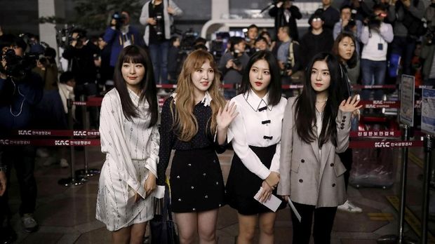 Red Velvet saat hendak menuju konsernya di Korea Utara, 2018.