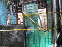 Rumah konfeksi yang jadi sumber api penyebab kebakaran dipasangi garis polisi